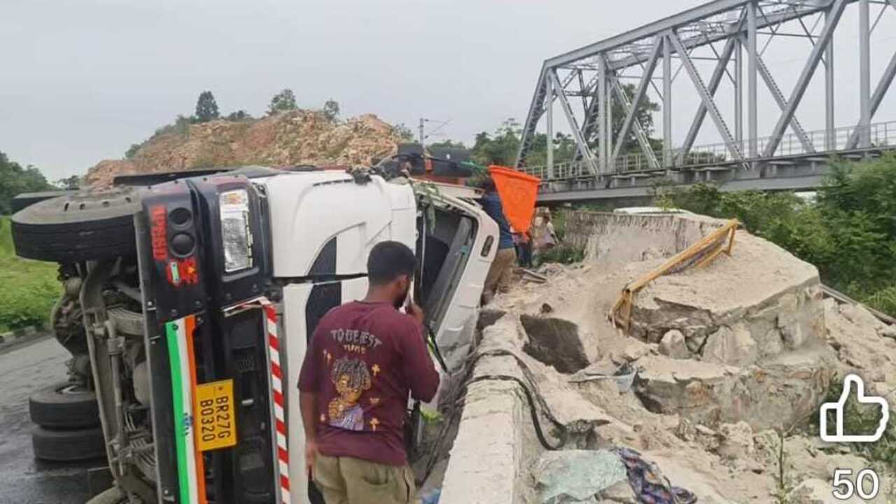 Truck overturns at Jawahar ghat in Hazaribag, Bihar helper killed