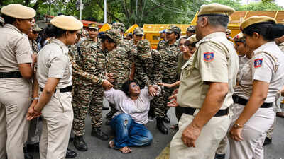 Round-the-clock surveillance, barricading, extra forces: Delhi Police gear up for CJP's 'Sansad chalo' march