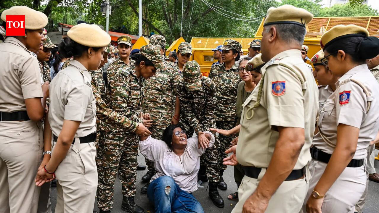 Round-the-clock surveillance, barricading, extra forces: Delhi Police gear up for CJP's 'Sansad chalo' march