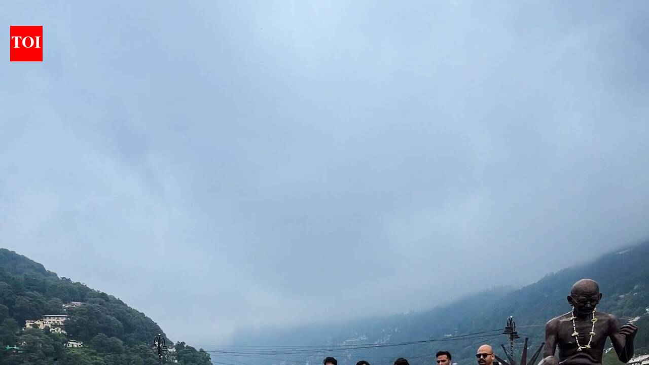 Nainital residents hold silent gathering in support of Sonam Wangchuk