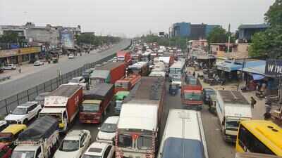 Power line falls, brings Delhi-Ggn eway to a crawl