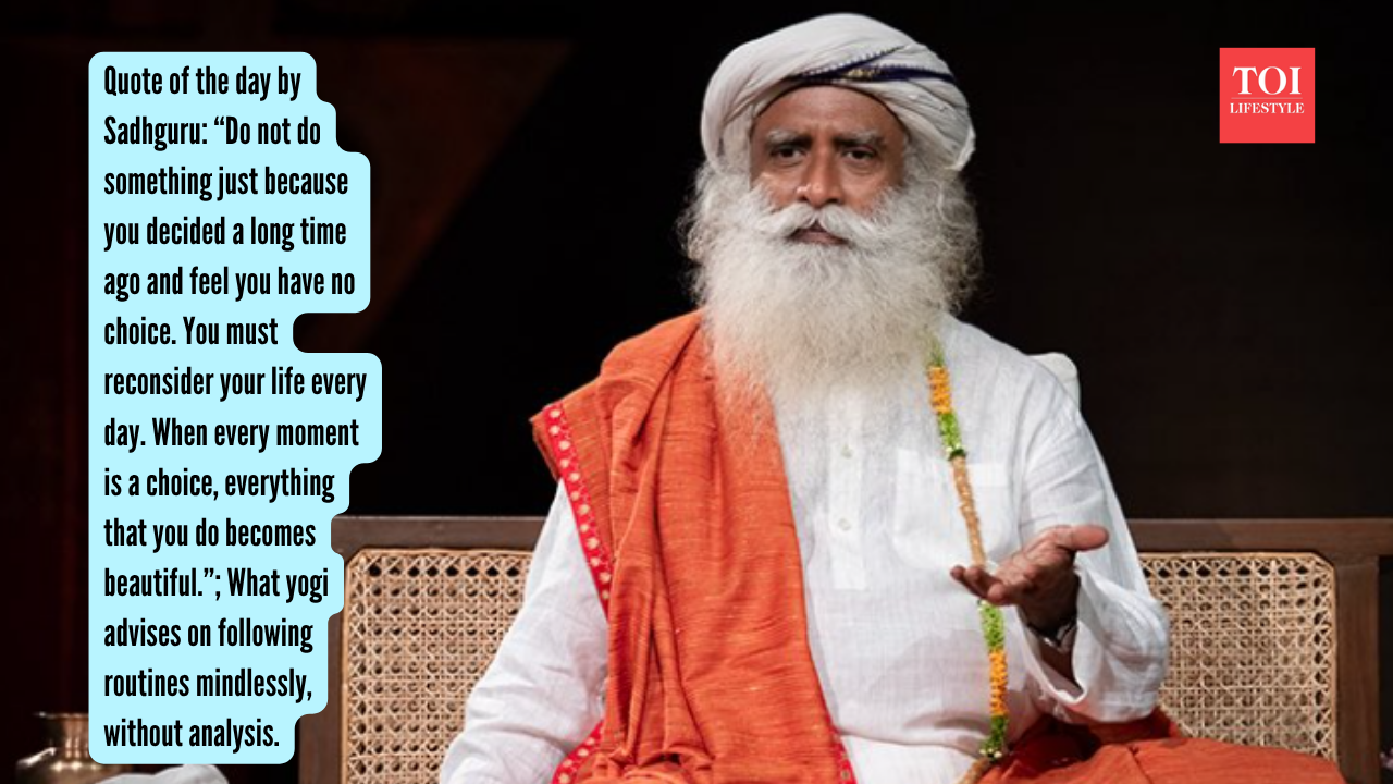 सद्गुरु द्वारा आज का उद्धरण: “केवल इसलिए कुछ न करें क्योंकि आपने बहुत समय पहले निर्णय लिया था और आपको लगता है कि आपके पास कोई विकल्प नहीं है। आपको हर दिन अपने जीवन पर पुनर्विचार करना चाहिए। जब ​​हर पल एक विकल्प होता है, तो आप जो कुछ भी करते हैं वह सुंदर हो जाता है।” योगी बिना विश्लेषण के, बिना सोचे-समझे दिनचर्या का पालन करने की क्या सलाह देते हैं।