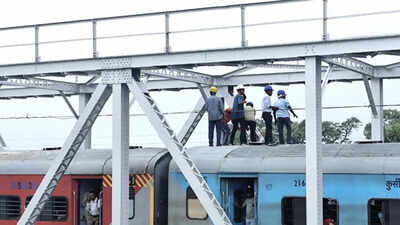 Train loco pilot averts accident after overhead wire snaps