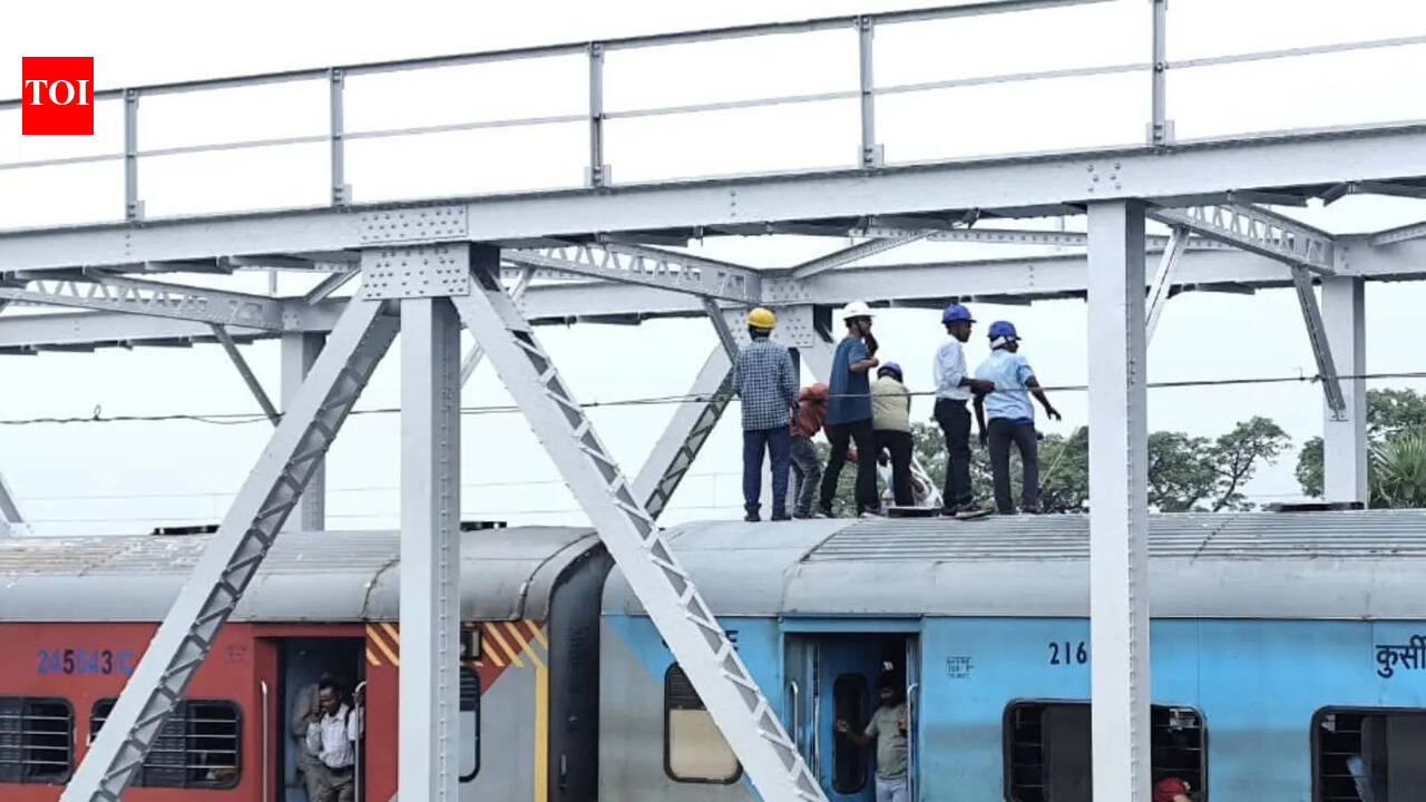 Train loco pilot averts accident after overhead wire snaps