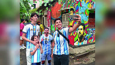 Kolkata Fans Divide Loyalties between Argentina and Spain on Big Night