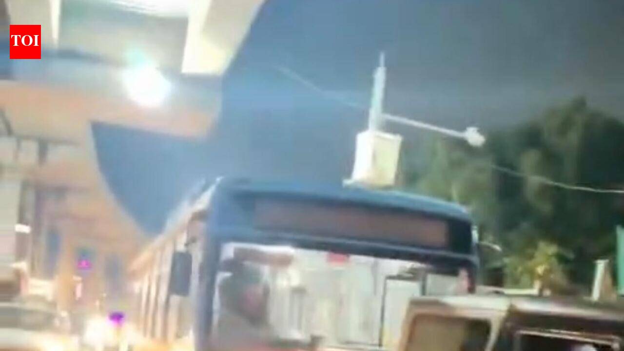 E-bus breaks down, Thar tows it to depot in Bengaluru