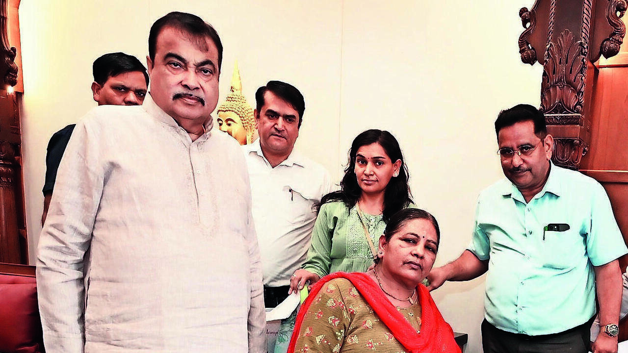 Gadkari distributes prosthetic limbs, wheelchairs at Janta Darbar
