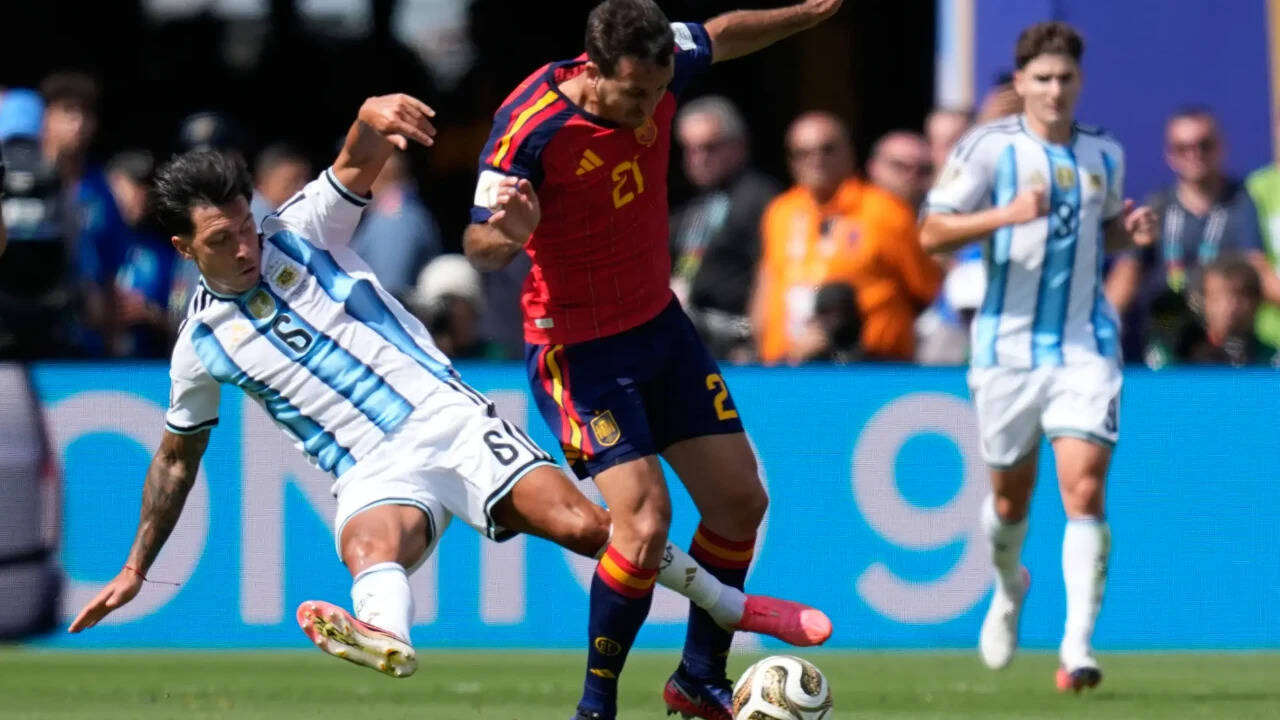 FIFA WC final: Lisandro Martinez forced off injured as Argentina struggle in lackluster first half against Spain