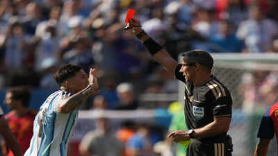 Late drama! Enzo Fernandez sent off as Argentina reduced to 10 men before World Cup final extra time