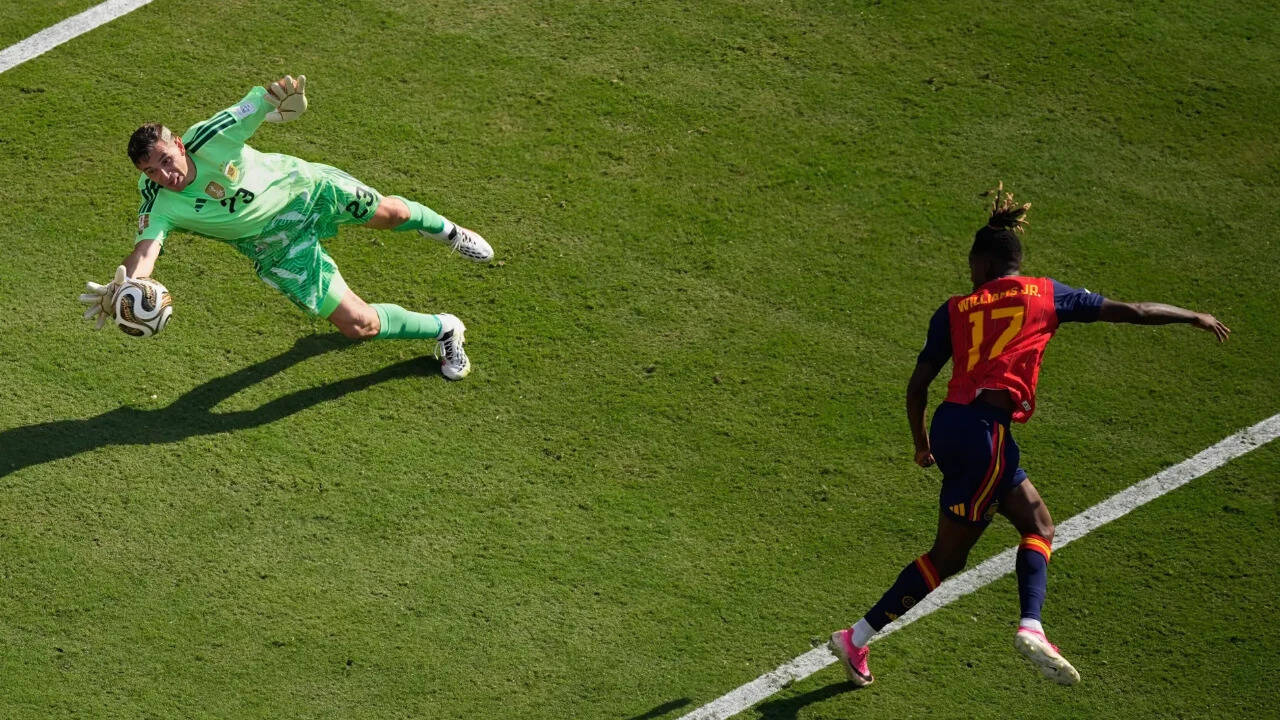 Playzeet best online sport betting website Emiliano Martínez saves Spain vs Argentina World Cup final 2026