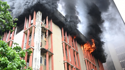 Massive fire breaks out at Jawahar Bhawan in Lucknow
