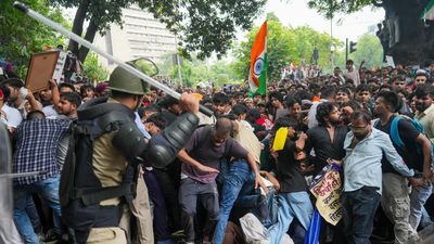 Tear gas fired, protesters lathicharged: Videos capture chaotic scenes from CJP's 'sansad chalo' march