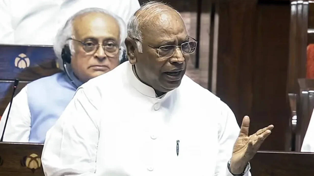 Mallikarjun Kharge đáp trả gay gắt lời châm chọc của Thủ tướng Modi về 'tuổi trẻ 56 tuổi'