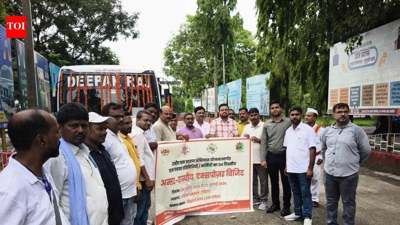 42 West Champaran mukhiyas leave for UP to study model panchayats