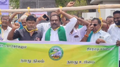 Farmers hold ‘mock hanging’ protest in Namakkal