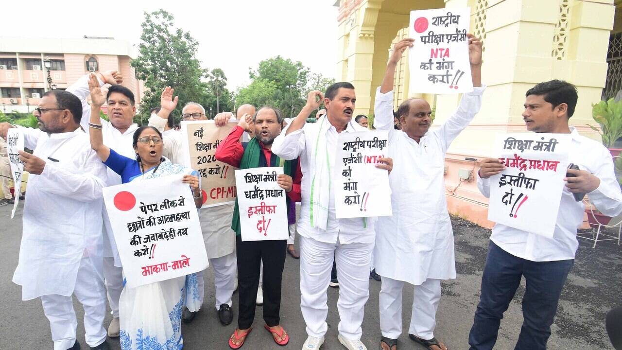 Oppn legislators march to assembly in support of Jantar Mantar protesters