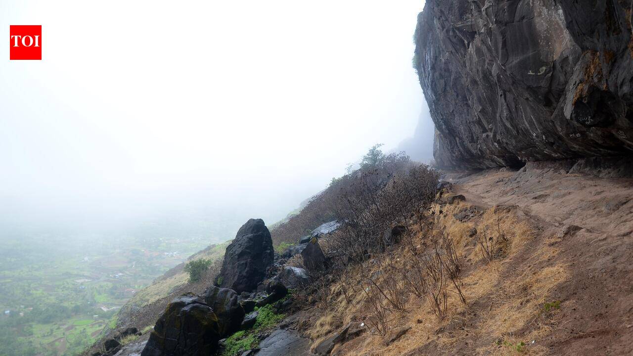 Two trekkers from Mumbai injured by falling boulders during landslide on Harishchandra Gad in Ahilyanagar