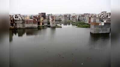 Hindon swells, 500 families displaced, many more on alert