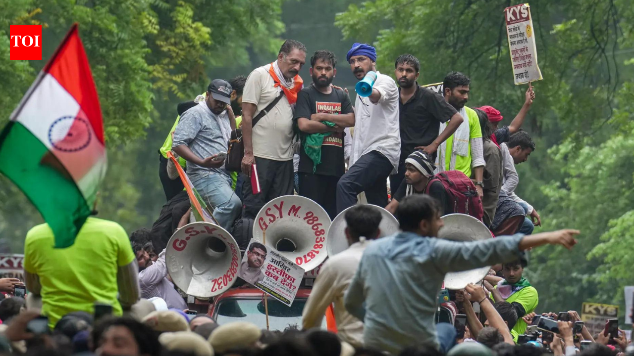'Truck carrying Abhijeet Dipke, Gitanjali, Shabana Azmi, Prakash Raj brutally attacked': CJP accuses Delhi Police of violence