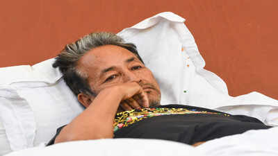 Wangchuk continues to refuse IV fluids despite medical advice; low blood sugar, potassium persist