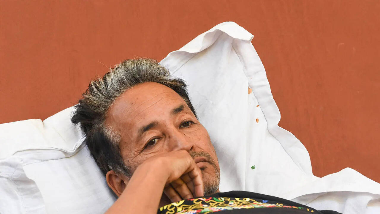 चिकित्सा सलाह के बावजूद वांगचुक लगातार IV तरल पदार्थ देने से इनकार कर रहे हैं; निम्न रक्त शर्करा, पोटेशियम बना रहता है | भारत समाचार