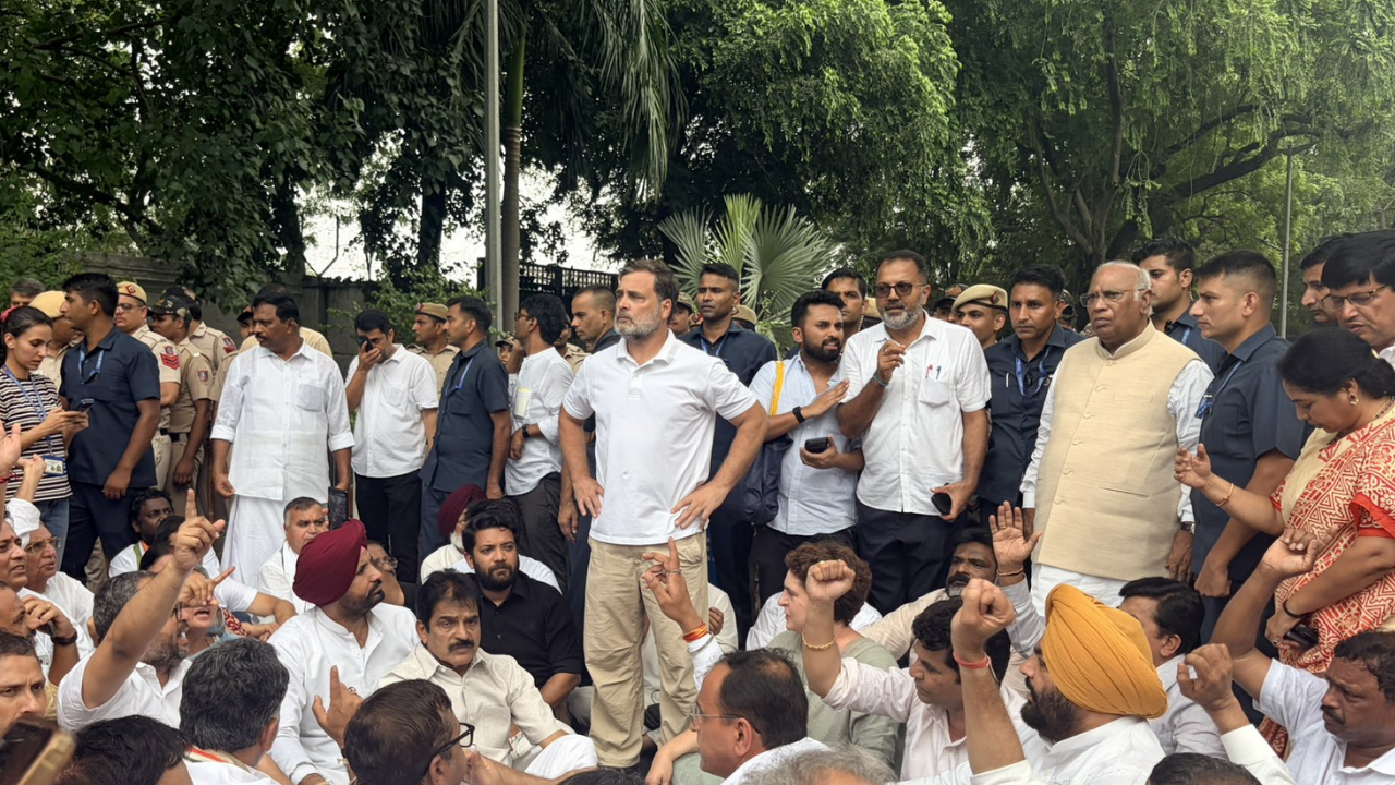 Students' stir: Rahul, Kharge lead Congress protest outside PM Modi's residence