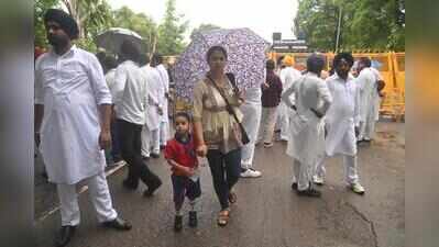 SAD show strands students, diverts ambulances in Sec 32
