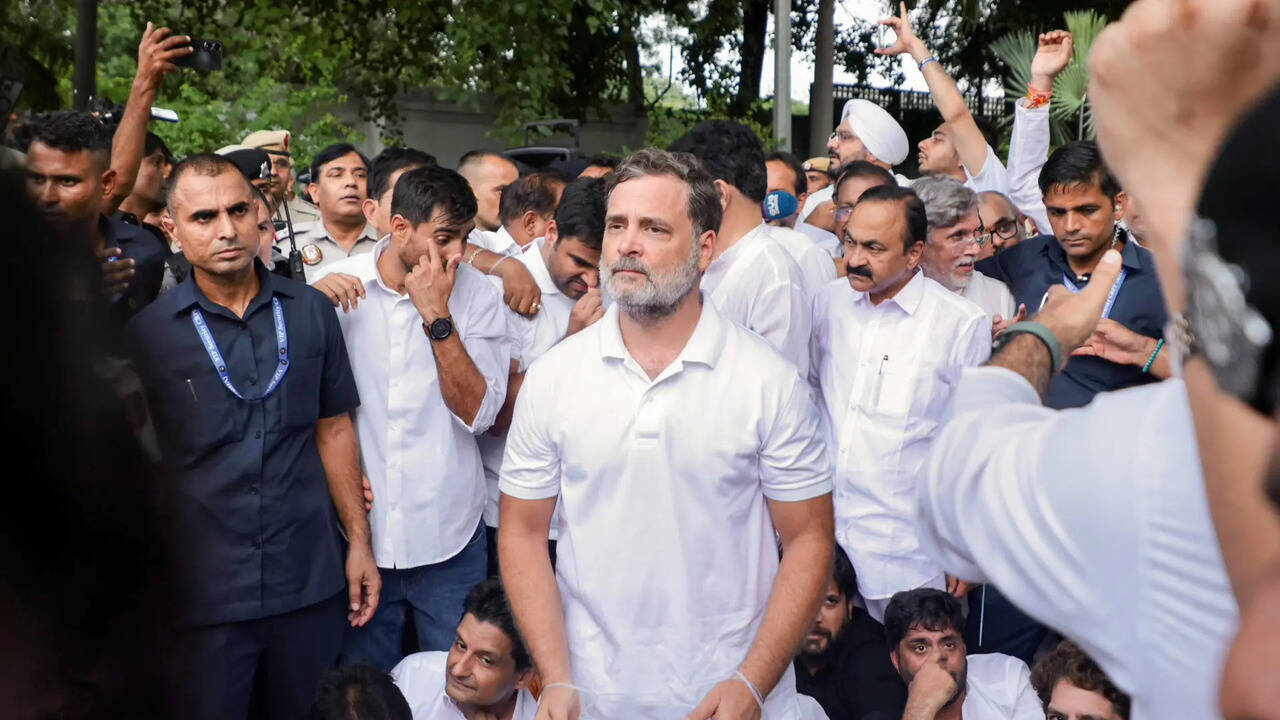 'Kya jugalbandi hai': AAP's swipe at BJP, Cong as Rahul Gandhi leads sit-in outside PM's residence over CJP protest