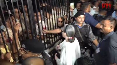 Sonia Gandhi reaches police station after Rahul, Priyanka detained near PM residence