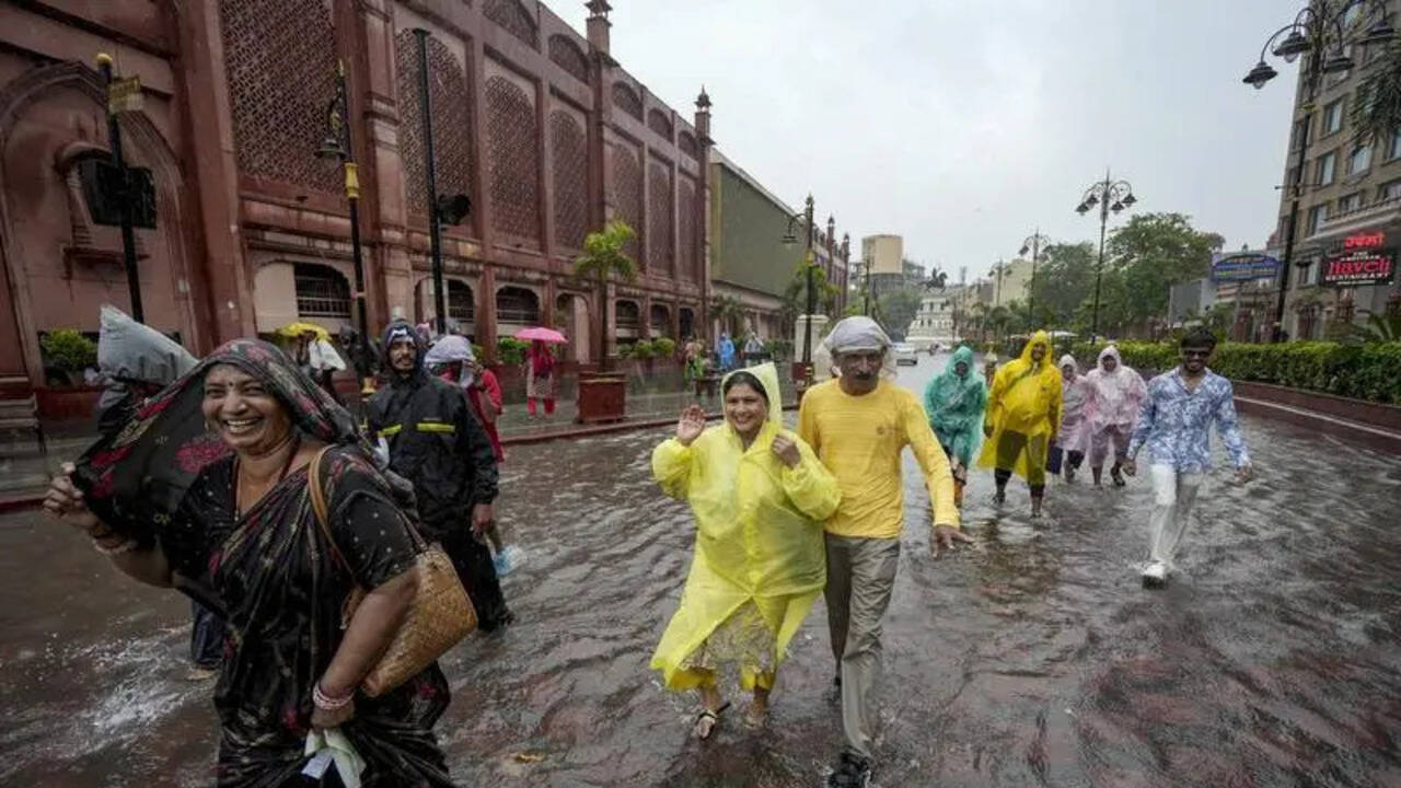 पंजाब में भारी बारिश का कहर: पठानकोट में भूस्खलन, अमृतसर में जलभराव