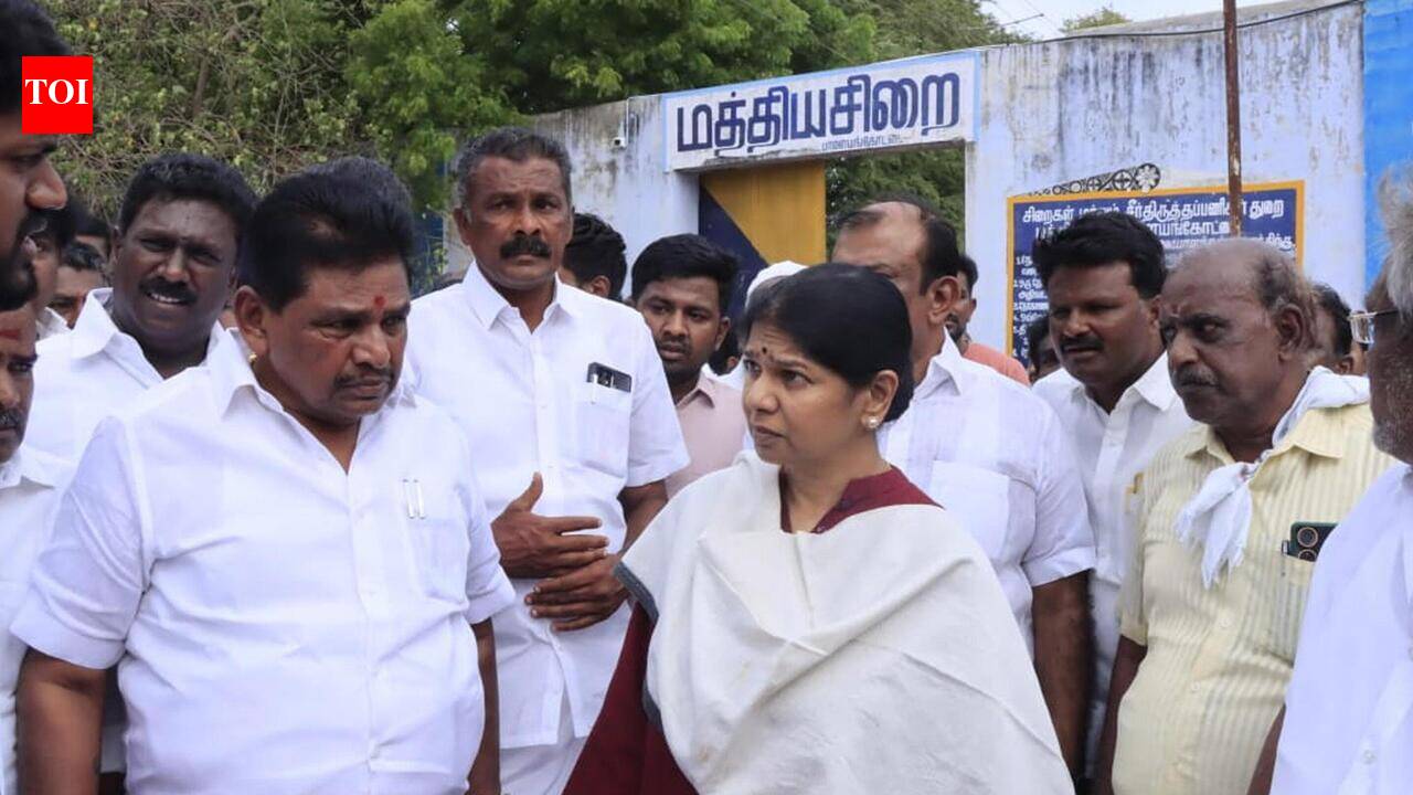 Kanimozhi visits MLA in prison