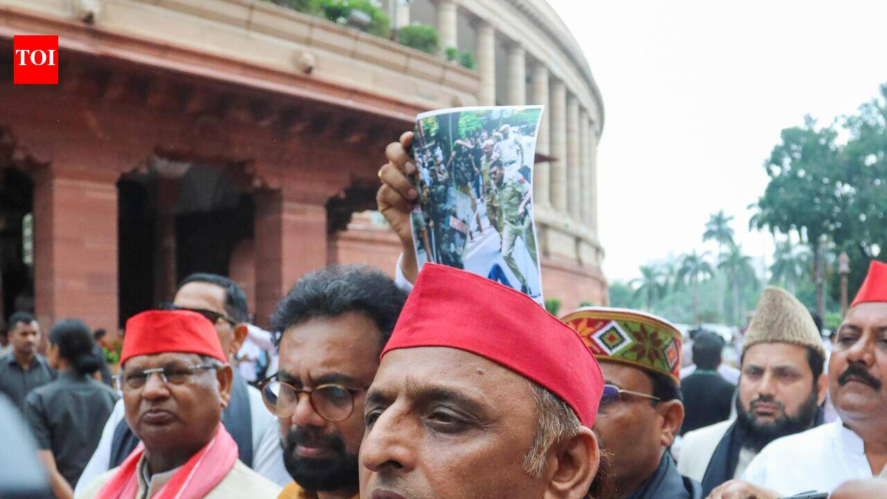 Akhilesh meets Rahul, fuels speculations of seat-sharing talks