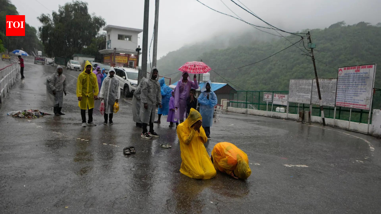 Pilgrimages to shrines in J&K stay suspended for 3rd day amid hostile weather