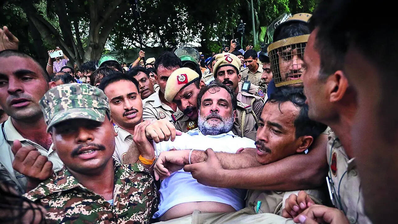 CJP back at Jantar Mantar, cops break Congress protest at PM house
