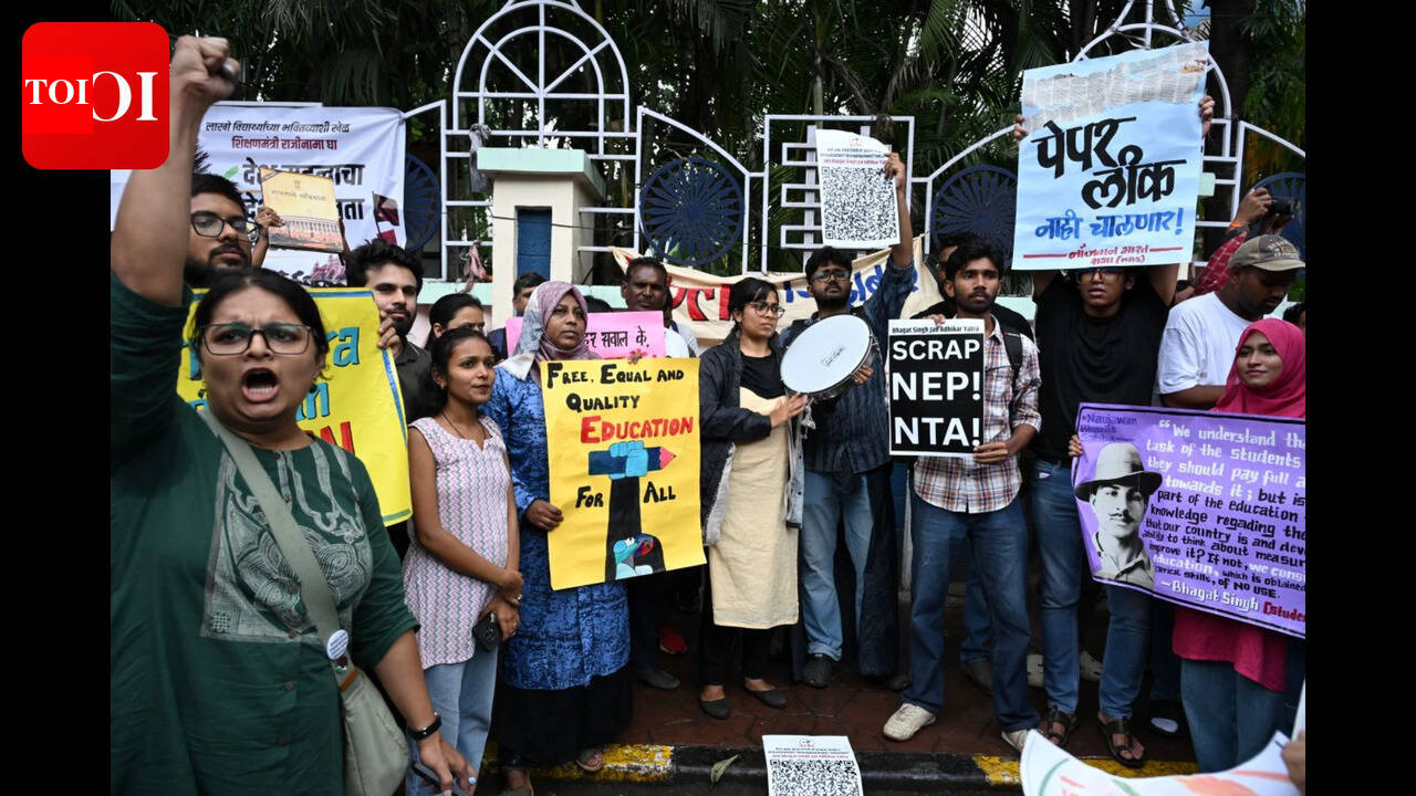 Punekars rally in support of students and reforms