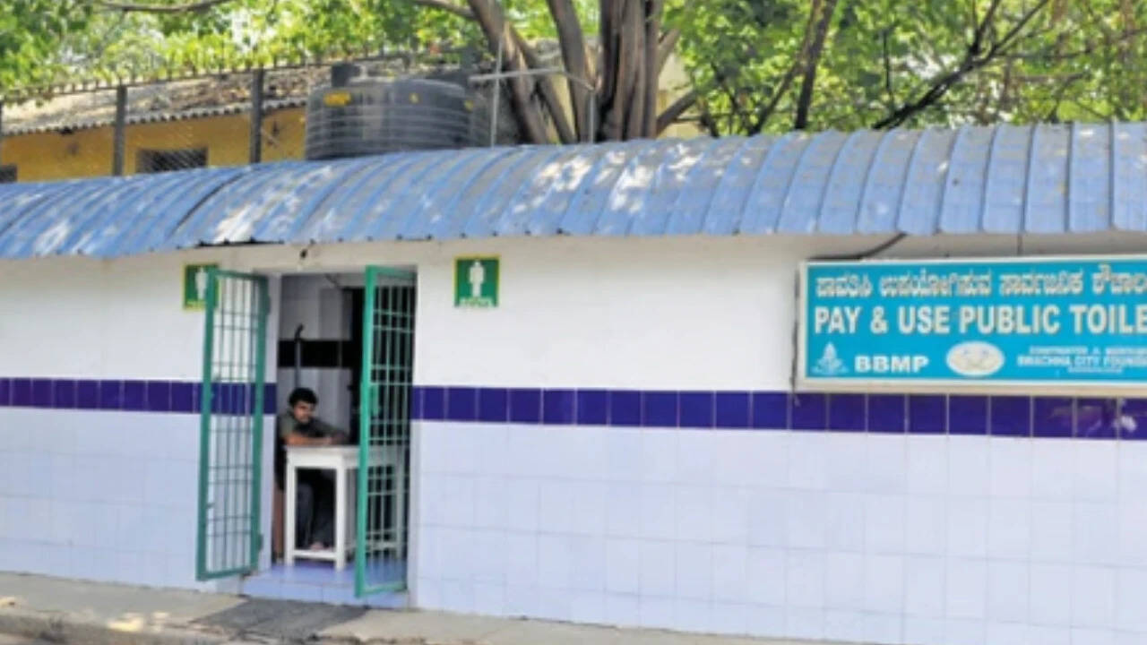 Bengaluru has 1 public toilet for every 25,000 to 30,000 people, 26�cilities defunct