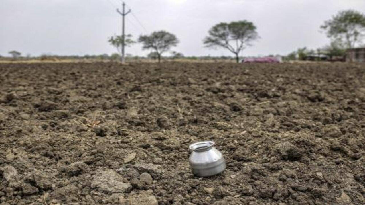 शेतकरी कर्जमाफी योजनेअंतर्गत महाराष्ट्राने 553 लाभार्थ्यांची पहिली यादी जाहीर केली.