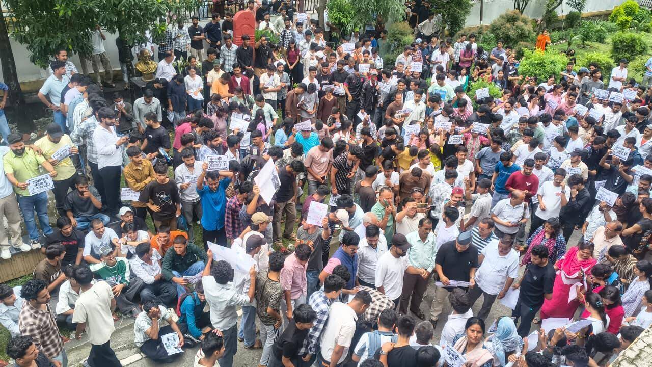 Students continue agitation across U’khand, condemn Delhi lathi charge