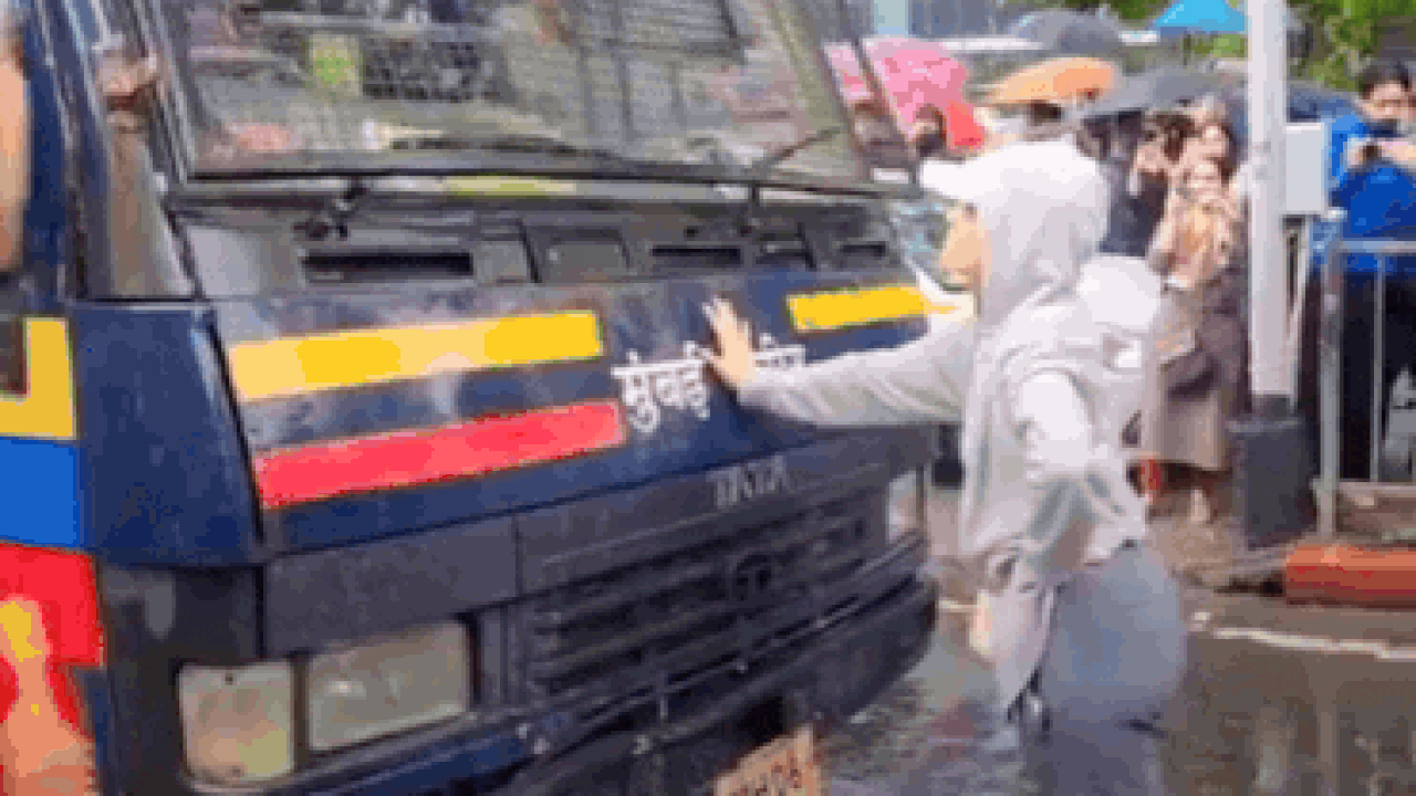 Mumbai model blocks police van in rain during CJP stir, viral videos capture dramatic protest scenes