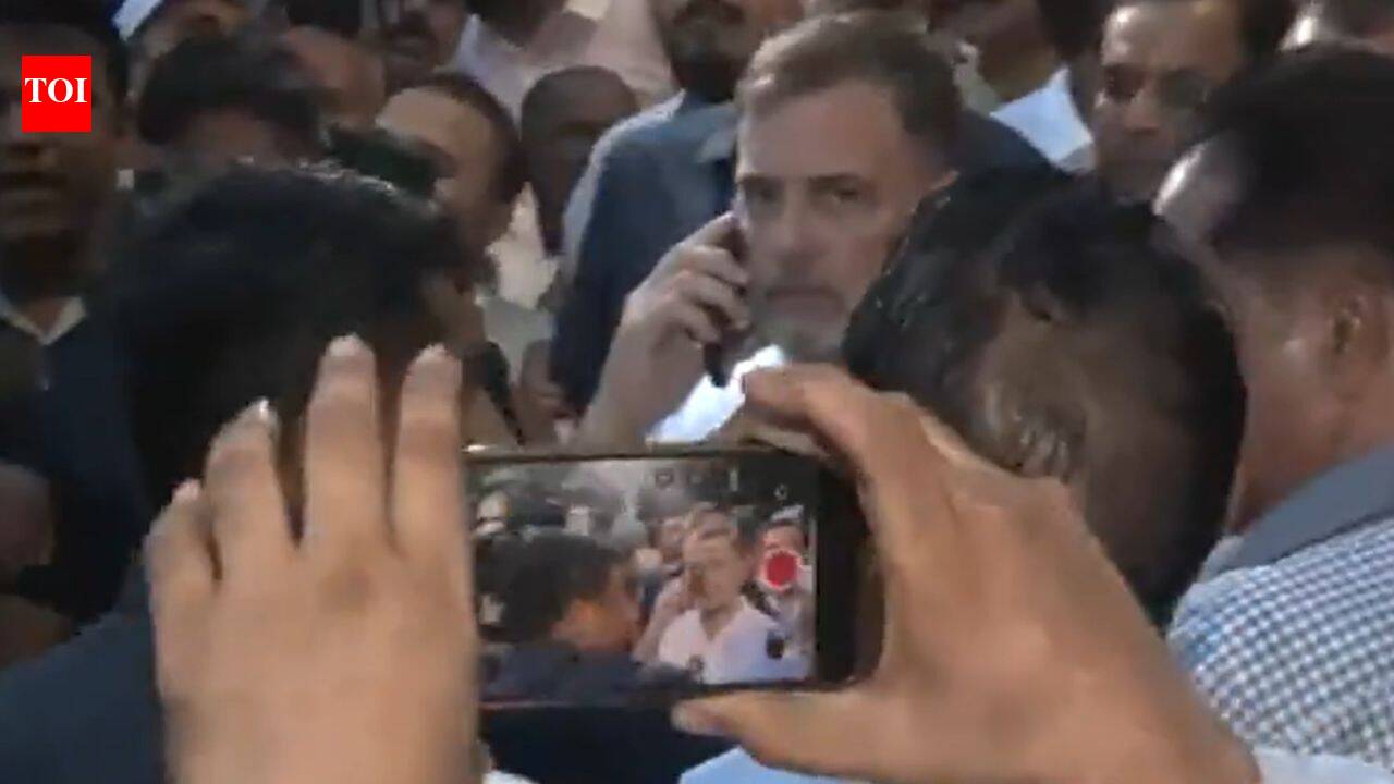 'Students are not alone': INDIA bloc MPs march to Gandhi Smriti after meet at Rahul's house