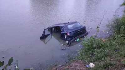 शादी से लौट रही कार तालाब में गिरी, अंदर फंसे 5 लोगों की मौत