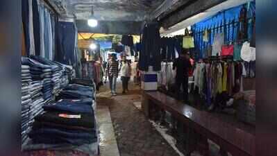 Min’s 24-hr deadline: Some fall in line near Park Street, rest stay put in double-row in Chowringhee