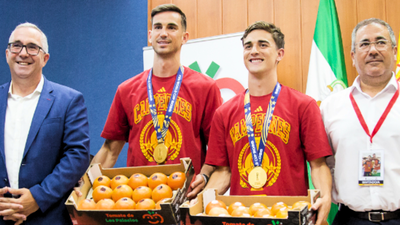 Spain's World Cup triumph ends with players receiving their body weight in tomatoes