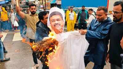 UBT workers stage protest in Kalyan over Jantar Mantar incident, burn effigy of Dharmendra Pradhan