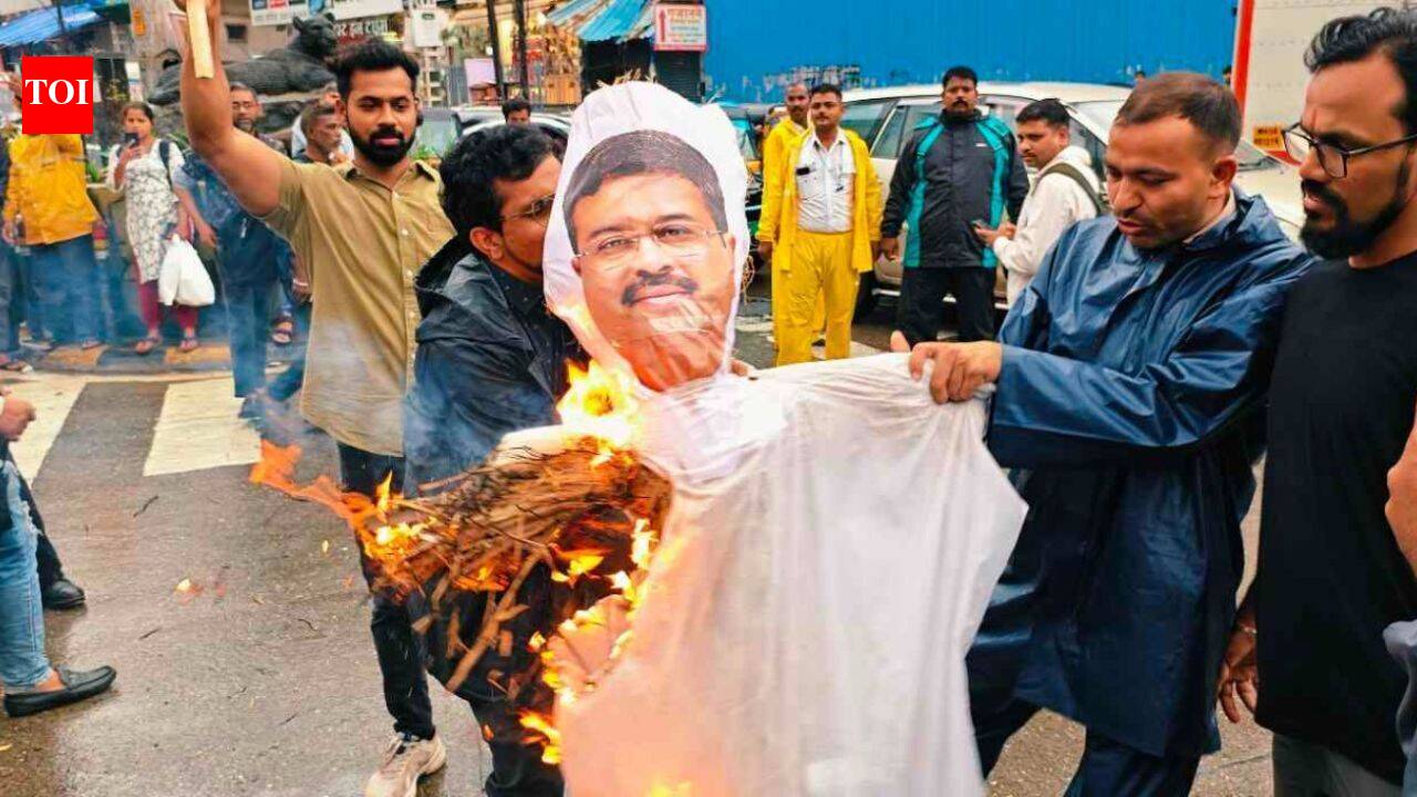 UBT workers stage protest in Kalyan over Jantar Mantar incident, burn effigy of Dharmendra Pradhan
