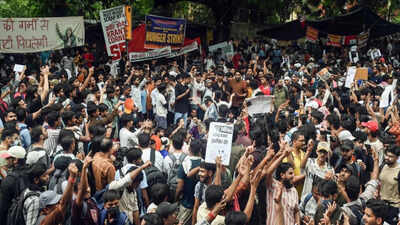 Reached out 4 times, says govt; talks at Jantar Mantar or a neutral venue, says CJP