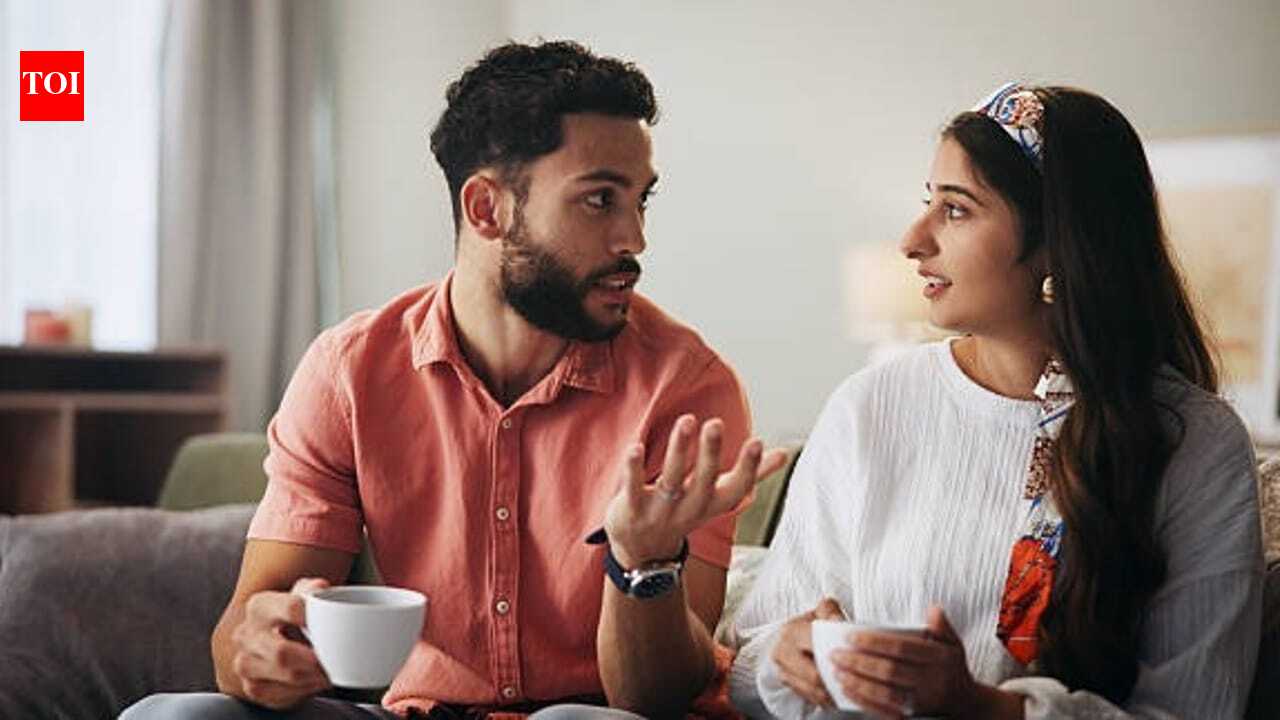 भावनात्मक जुड़ाव: व्यस्त कार्यक्रम? ये 7 रोजमर्रा की बातचीत जोड़ों को भावनात्मक रूप से करीब रख सकती है |