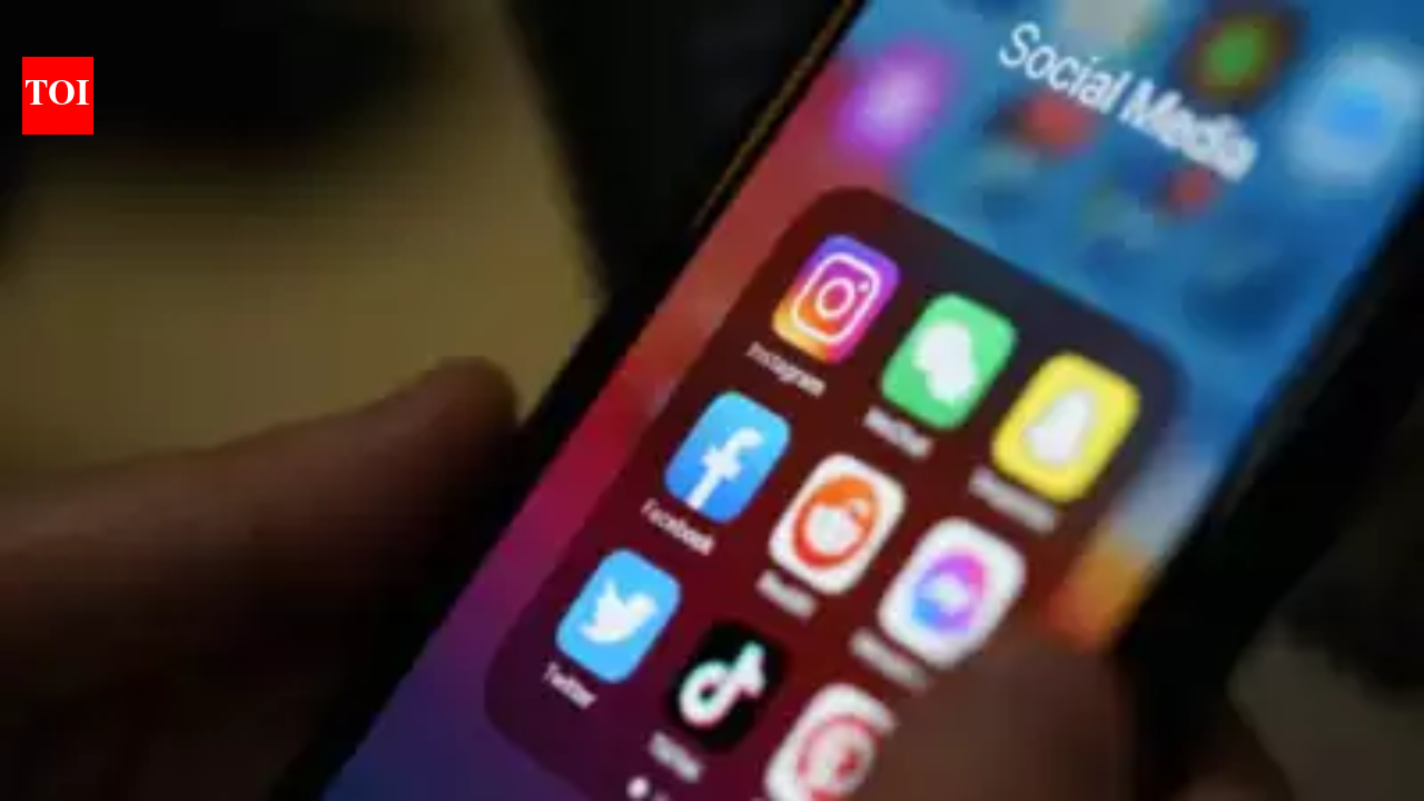Vietnam moves to bar under-16s from posting, commenting on social media