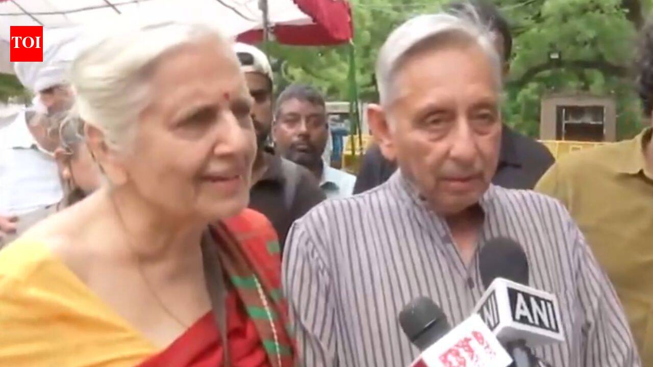 'We were scared of Modi, Shah': Congress leader Aiyar joins Jantar Mantar protest, says students 'fearless'