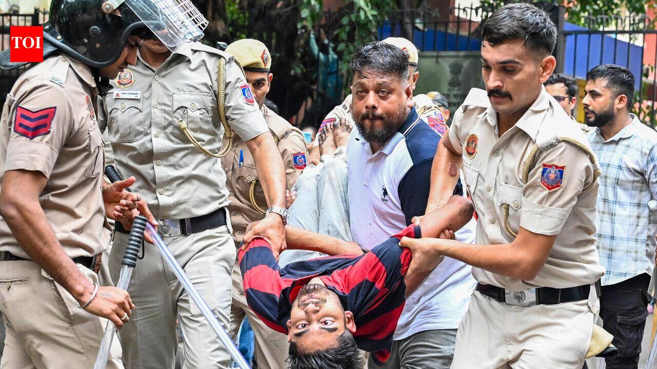 Bar association in Mumbai condemns police force used against student protestors